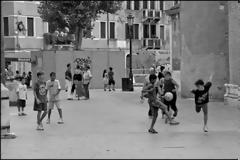 Το ελεύθερο παιδί της γειτονιάς κινδύνευε λιγότερο από το υπερποστατευμένο