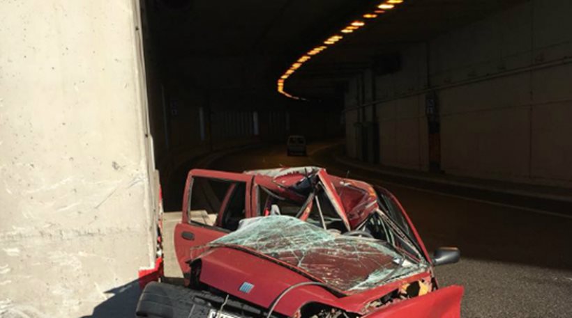 Θανατηφόρο τροχαίο στην Αττική Οδό: Αυτοκίνητο προσέκρουσε σε τοίχο - Σκοτώθηκε η οδηγός - Φωτογραφία 1