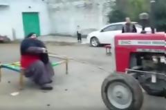 Πακιστανός γίγαντας ζυγίζει σχεδόν μισό τόνο και τα βάζει με... τρακτέρ