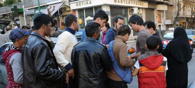 Ιδιοκτήτης καφετέριας εξουδετέρωσε με «καρατιές» Σύρο πρόσφυγα που έκλεβε κινητά - Φωτογραφία 1