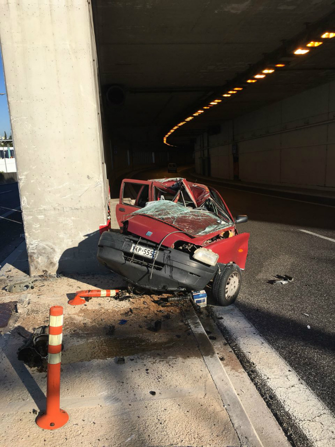 TΡΑΓΩΔΙΑ στην Αττική Οδό: Αυτοκίνητο προσέκρουσε σε τοίχο – Σκοτώθηκε η 24χρονη οδηγός (Φώτο) - Φωτογραφία 2