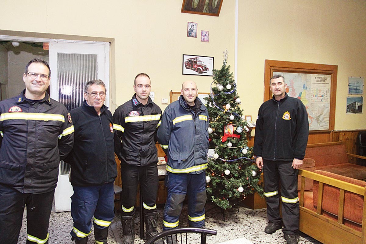 Έφεραν τα Χριστούγεννα στην Πυροσβεστική Υπηρεσία Κομοτηνής - Φωτογραφία 4