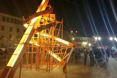 Τα Ιωάννινα έχουν το πιο περίεργο χριστουγεννιάτικο δέντρο στην Ελλάδα