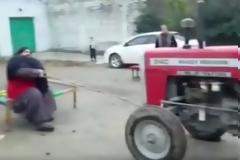 Πακιστανός γίγαντας ζυγίζει σχεδόν μισό τόνο και τα βάζει ακόμα και με... τρακτέρ [photos]