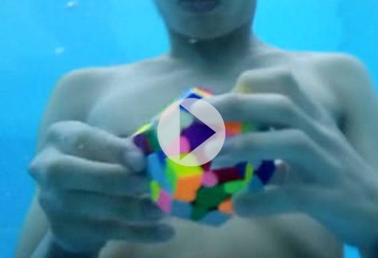 Εντυπωσιακό: Έλυσε τον κύβο Ρούμπικ κάτω από το νερό σε 89 δευτερόλεπτα!  [video] - Φωτογραφία 1