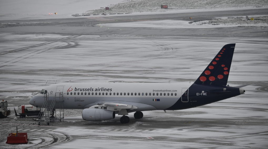 Στο χάος η Ευρώπη από το χιονιά: Ακυρώσεις πτήσεων σε Γερμανία, Βέλγιο, Ολλανδία, Γαλλία - Φωτογραφία 2