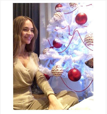 Νικολέτα Καρρά: Ποζάρει δίπλα στο χριστουγεννιάτικό της δέντρο - Φωτογραφία 2