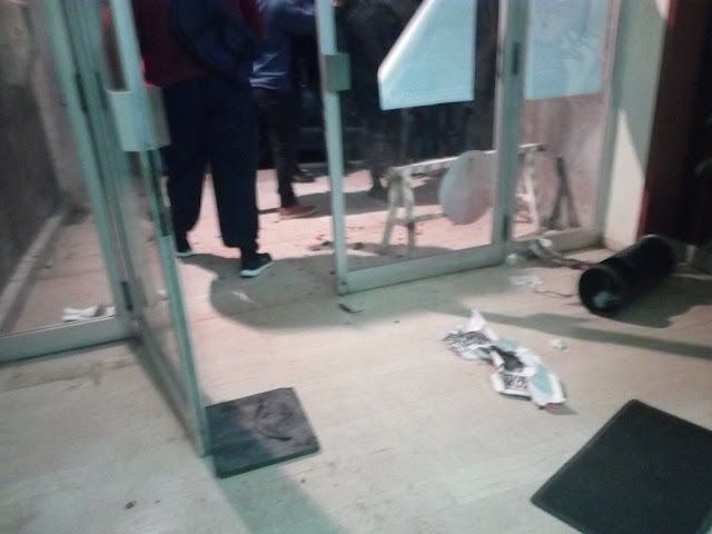 Προκλητική επίθεση της Χρυσής Αυγής σε αντιφασιστική εκδήλωση στο Εργατικό Κέντρο Σαλαμίνας - Φωτογραφία 1