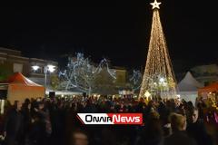 Άναψε το Χριστουγεννιάτικο δέντρο στην κεντρική πλατεία του Μεσολογγίου (φωτο)