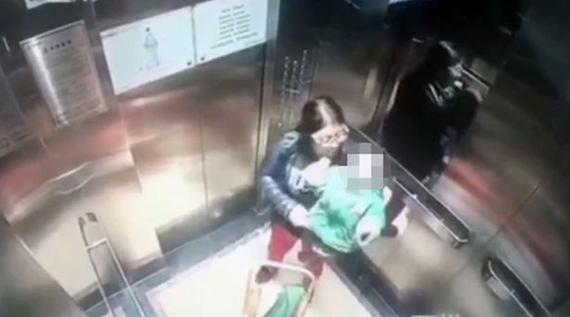 Babysitter χτυπά με γροθιές μωρό μέσα σε ασανσέρ - Φωτογραφία 1