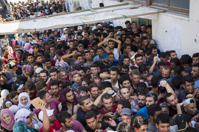 Νέα σφαλιάρα σε ΜΚΟ και ΣΥΡΙΖΑ: Η Μέρκελ κόβει τα χρήματα για τους λαθρομετανάστες - Φωτογραφία 1