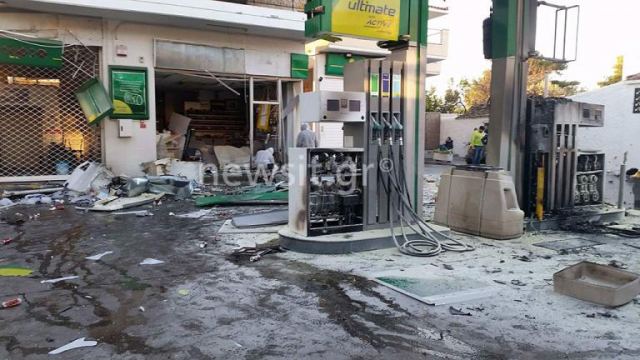 Έκρηξη σε βενζινάδικο στην Ανάβυσσο -  «Μου έβαλαν βόμβα» λέει ο πρατηριούχος (ΦΩΤΟ & ΒΙΝΤΕΟ) - Φωτογραφία 1
