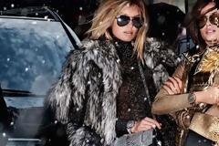Πάρτε μια γεύση από τη glamorous καμπάνια για τα Χριστούγεννα.