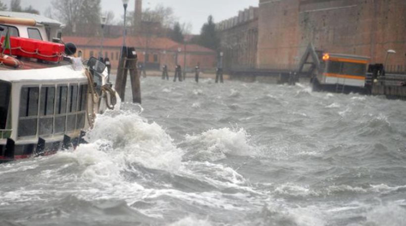 Στο έλεος της κακοκαιρίας και η Ιταλία: Υπερχείλιση ποταμών στο βόρειο τμήμα - Φωτογραφία 1