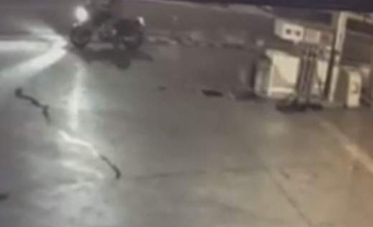 Η στιγμή που οι δράστες βάζουν τη βόμβα στο βενζινάδικο στην Ανάβυσσο [video] - Φωτογραφία 1