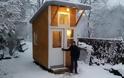 13χρονος έχτισε αυτό το μικροσκοπικό σπίτι, με μόλις 1.500€. Μόλις δείτε πως είναι από μέσα, θα σκάσετε απ’τη ζήλια σας [photos+video] - Φωτογραφία 1