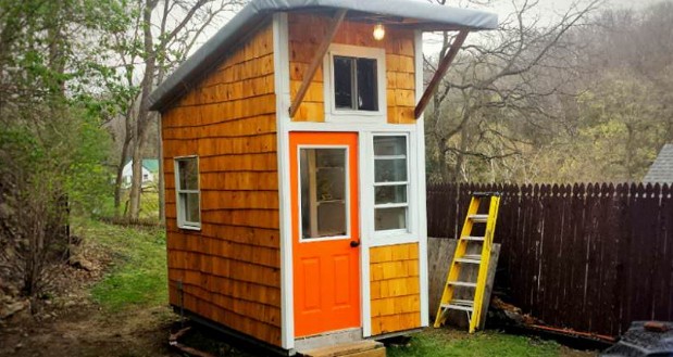 13χρονος έχτισε αυτό το μικροσκοπικό σπίτι, με μόλις 1.500€. Μόλις δείτε πως είναι από μέσα, θα σκάσετε απ’τη ζήλια σας [photos+video] - Φωτογραφία 5