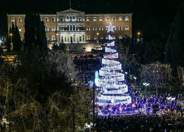 «Άναψε» το Χριστουγεννιάτικο δέντρο στο Σύνταγμα (ΦΩΤΟ) - Φωτογραφία 5