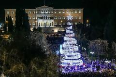 «Άναψε» το Χριστουγεννιάτικο δέντρο στο Σύνταγμα (ΦΩΤΟ)