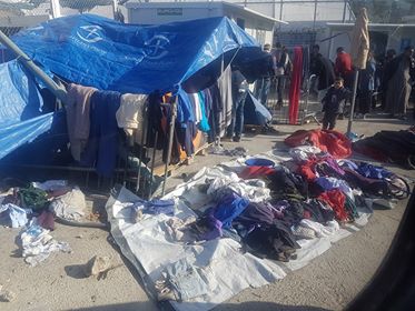ΑΠΟΚΛΕΙΣΤΙΚΟ - Λέσβος: Ιδού που καταλήγουν τα ρούχα που δίνουν οι Έλληνες απ το υστέρημα τους στους λαθρομετανάστες [Φωτος] - Φωτογραφία 1