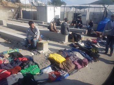 ΑΠΟΚΛΕΙΣΤΙΚΟ - Λέσβος: Ιδού που καταλήγουν τα ρούχα που δίνουν οι Έλληνες απ το υστέρημα τους στους λαθρομετανάστες [Φωτος] - Φωτογραφία 6