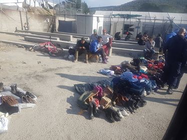ΑΠΟΚΛΕΙΣΤΙΚΟ - Λέσβος: Ιδού που καταλήγουν τα ρούχα που δίνουν οι Έλληνες απ το υστέρημα τους στους λαθρομετανάστες [Φωτος] - Φωτογραφία 8
