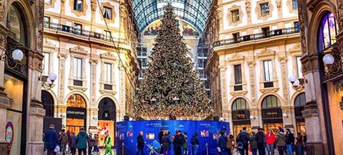 Χριστούγεννα θα πει... Μιλάνο- Στόλισαν δέντρο με 10.000 στολίδια, 1.000 κρυστάλλους Swarovski και 36.000 λαμπάκια - Φωτογραφία 1