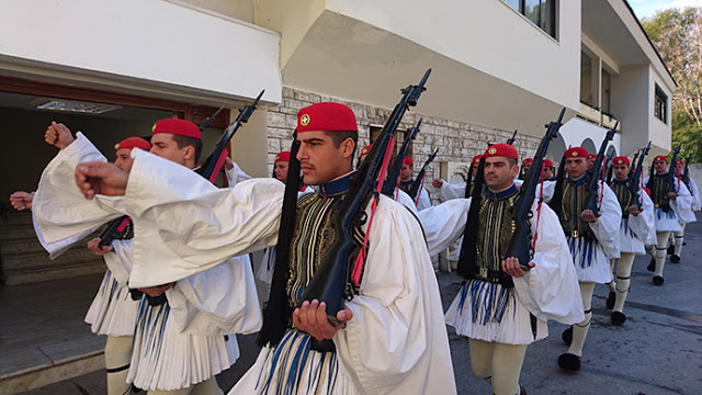 Σαν σήμερα ιδρύεται η Προεδρική Φρουρά, το καμάρι της Ελλάδας και αφρόκρεμα του Στρατού Ξηράς - Φωτογραφία 6