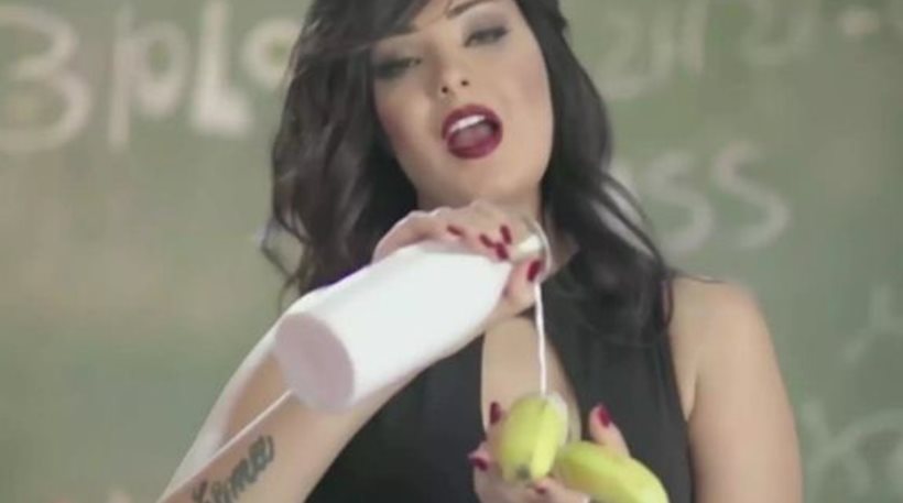 Αίγυπτος:ΒΙΝΤΕΟ  Δύο χρόνια φυλακή στην τραγουδίστρια που έτρωγε μπανάνα σε βίντεο κλιπ! - Φωτογραφία 1