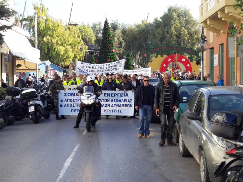 Πορεία διαμαρτυρίας από τους ένστολους της Κρήτης - Φωτογραφία 1