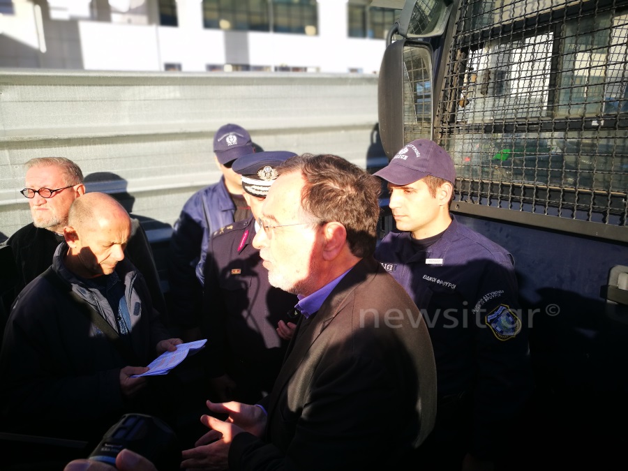 Μπλόκο των αστυνομικών με κλούβα στους διαδηλωτές στο Ειρηνοδικείο - 'Εξαλλη η Ζωή Κωνσταντοπούλου - Φωτογραφία 11