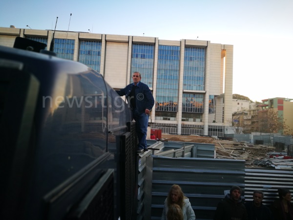 Μπλόκο των αστυνομικών με κλούβα στους διαδηλωτές στο Ειρηνοδικείο - 'Εξαλλη η Ζωή Κωνσταντοπούλου - Φωτογραφία 2