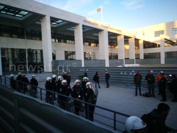 Μπλόκο των αστυνομικών με κλούβα στους διαδηλωτές στο Ειρηνοδικείο - 'Εξαλλη η Ζωή Κωνσταντοπούλου - Φωτογραφία 3