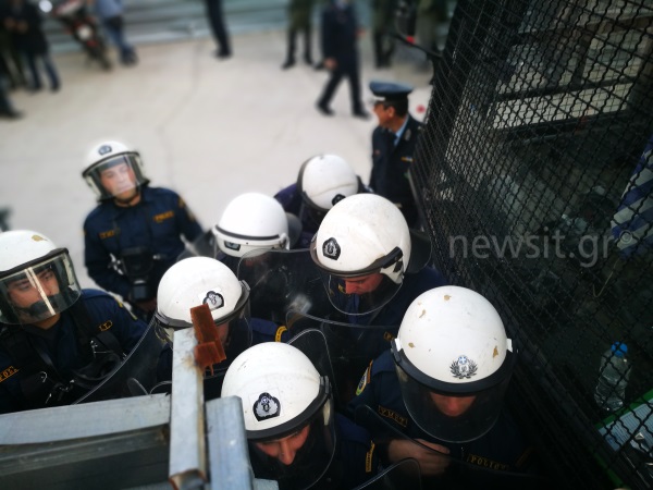 Μπλόκο των αστυνομικών με κλούβα στους διαδηλωτές στο Ειρηνοδικείο - 'Εξαλλη η Ζωή Κωνσταντοπούλου - Φωτογραφία 4