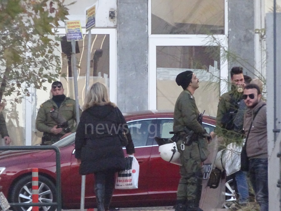Μπλόκο των αστυνομικών με κλούβα στους διαδηλωτές στο Ειρηνοδικείο - 'Εξαλλη η Ζωή Κωνσταντοπούλου - Φωτογραφία 9