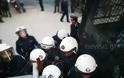 Μπλόκο των αστυνομικών με κλούβα στους διαδηλωτές στο Ειρηνοδικείο - 'Εξαλλη η Ζωή Κωνσταντοπούλου - Φωτογραφία 4