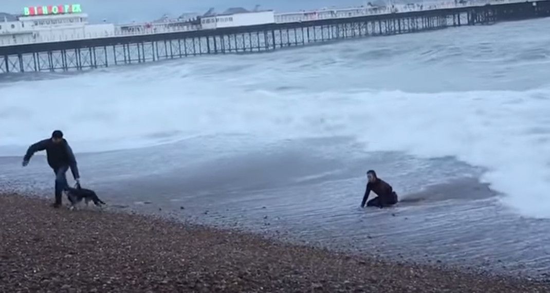 Η απίστευτη μάχη γυναίκας με τα άγρια κύματα για να σώσει το σκύλο της - Φωτογραφία 1