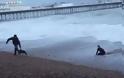 Η απίστευτη μάχη γυναίκας με τα άγρια κύματα για να σώσει το σκύλο της
