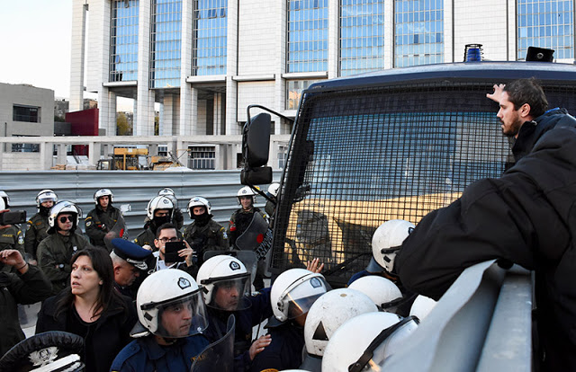 Ένταση στο Ειρηνοδικείο Αθηνών με ματαίωση πλειστηριασμών - Πήραν με τα αυγά τους αστυνομικούς και αποχώρησαν άρον άρον οι συμβολαιογράφοι (ΦΩΤΟ & ΒΙΝΤΕΟ) - Φωτογραφία 1