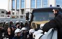 Ένταση στο Ειρηνοδικείο Αθηνών με ματαίωση πλειστηριασμών - Πήραν με τα αυγά τους αστυνομικούς και αποχώρησαν άρον άρον οι συμβολαιογράφοι (ΦΩΤΟ & ΒΙΝΤΕΟ)