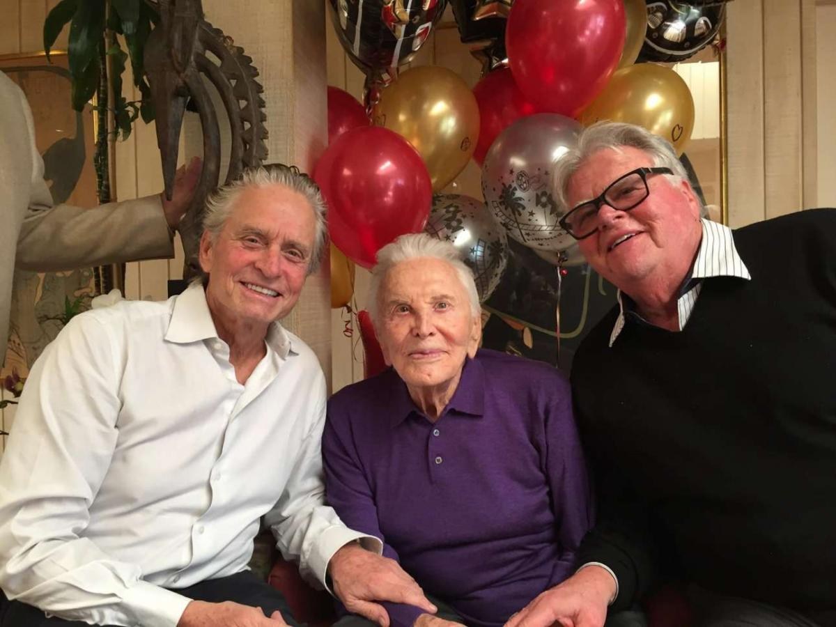 Τα 101α γενέθλια του Kirk Douglas σε στενό οικογενειακό κύκλο - Φωτογραφία 2
