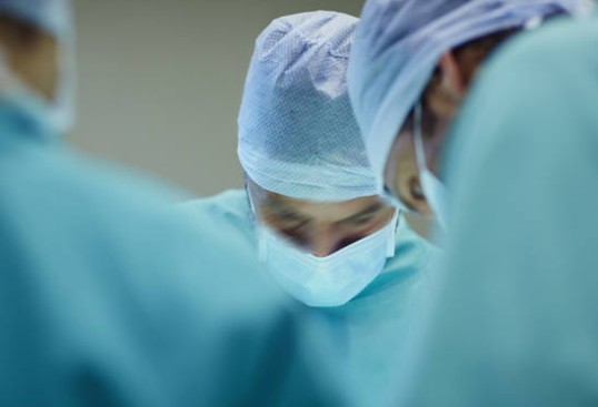 Σοκαριστικό: Χειρουργός πιάστηκε να υπογράφει τα αρχικά του σε συκώτι ασθενών [photos] - Φωτογραφία 1