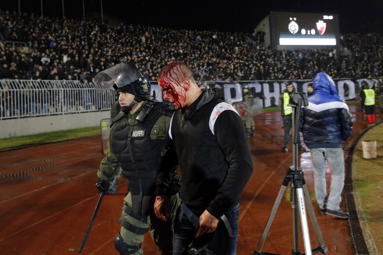 Βελιγράδι: Απίστευτο ξύλο και εικόνες-σοκ με αιματοβαμμένους οπαδούς της Παρτιζάν - Φωτογραφία 4
