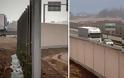 Έχτισαν τείχος στο Καλαί για να κρατούν μακριά τους μετανάστες αλλά... άφησαν ανοιχτές τις πόρτες! - Φωτογραφία 1