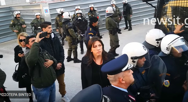 «Εξάψαλμος» Κωνσταντοπούλου σε ΜΑΤ και αξιωματικό της αστυνομίας έξω από το Ειρηνοδικείο: «Όνομα έχεις;..» (ΒΙΝΤΕΟ) - Φωτογραφία 1