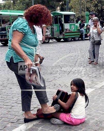 Καταδικάστηκε ερήμην σε τρεις μήνες φυλάκιση με αναστολη η γυναίκα που κλώτσησε παιδί που ζητιάνευε στην Ακρόπολη (ΦΩΤΟ) - Φωτογραφία 2