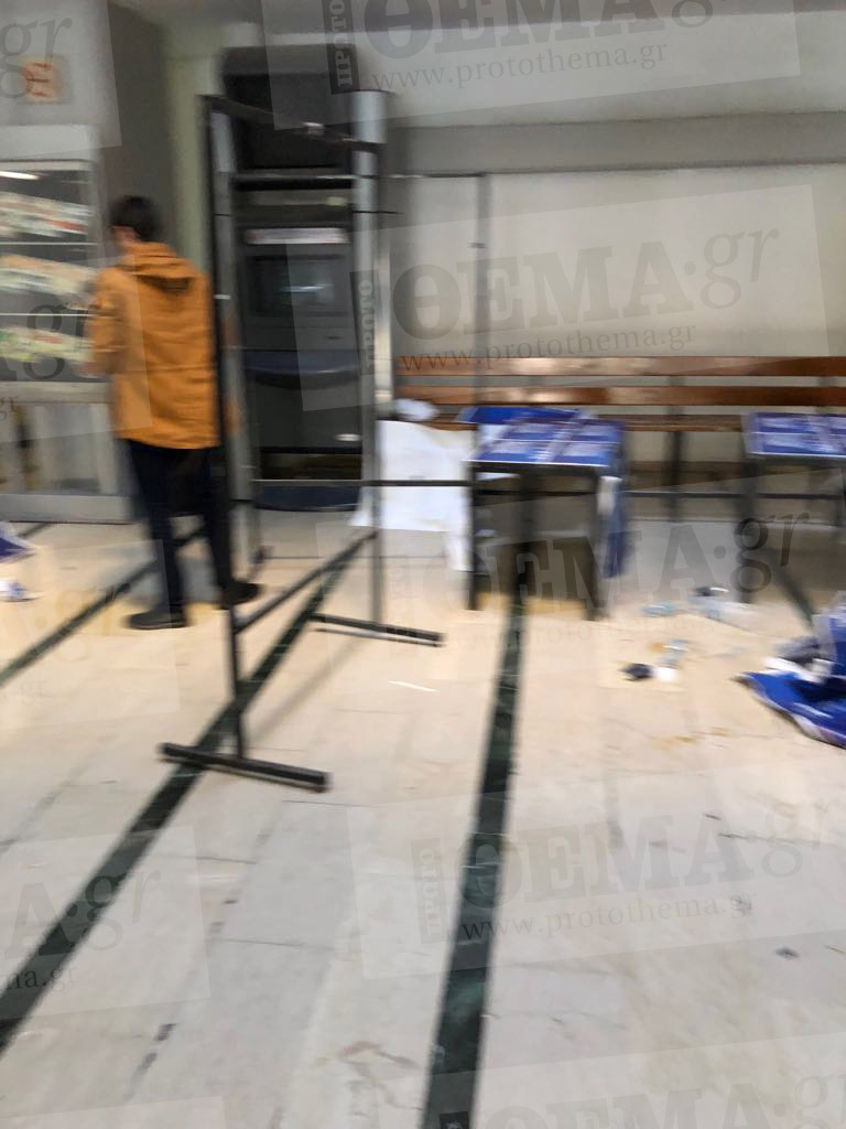 Εισβολή αντιεξουσιαστών με λοστούς στο πανεπιστήμιο Μακεδονίας - Χτύπησαν φοιτητές - Φωτογραφία 4