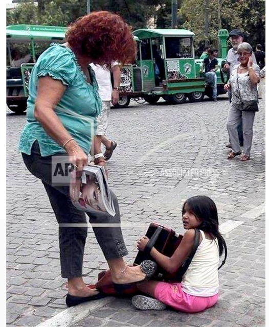 Καταδικάστηκε η γυναίκα που κλώτσησε παιδί που ζητιάνευε στην Ακρόπολη - Φωτογραφία 2