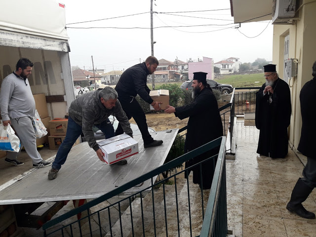 Ο Μητροπολίτης μας κκ Κοσμάς κοντά στους πληγέντες κατοίκους από τις πλημμύρες - Φωτογραφία 4