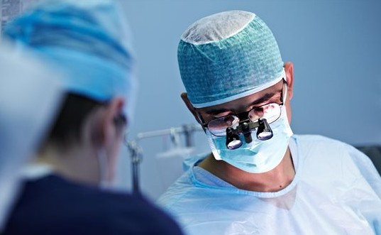Βρετανία: Χειρουργός υπέγραφε τα αρχικά του σε συκώτια ασθενών - Φωτογραφία 1